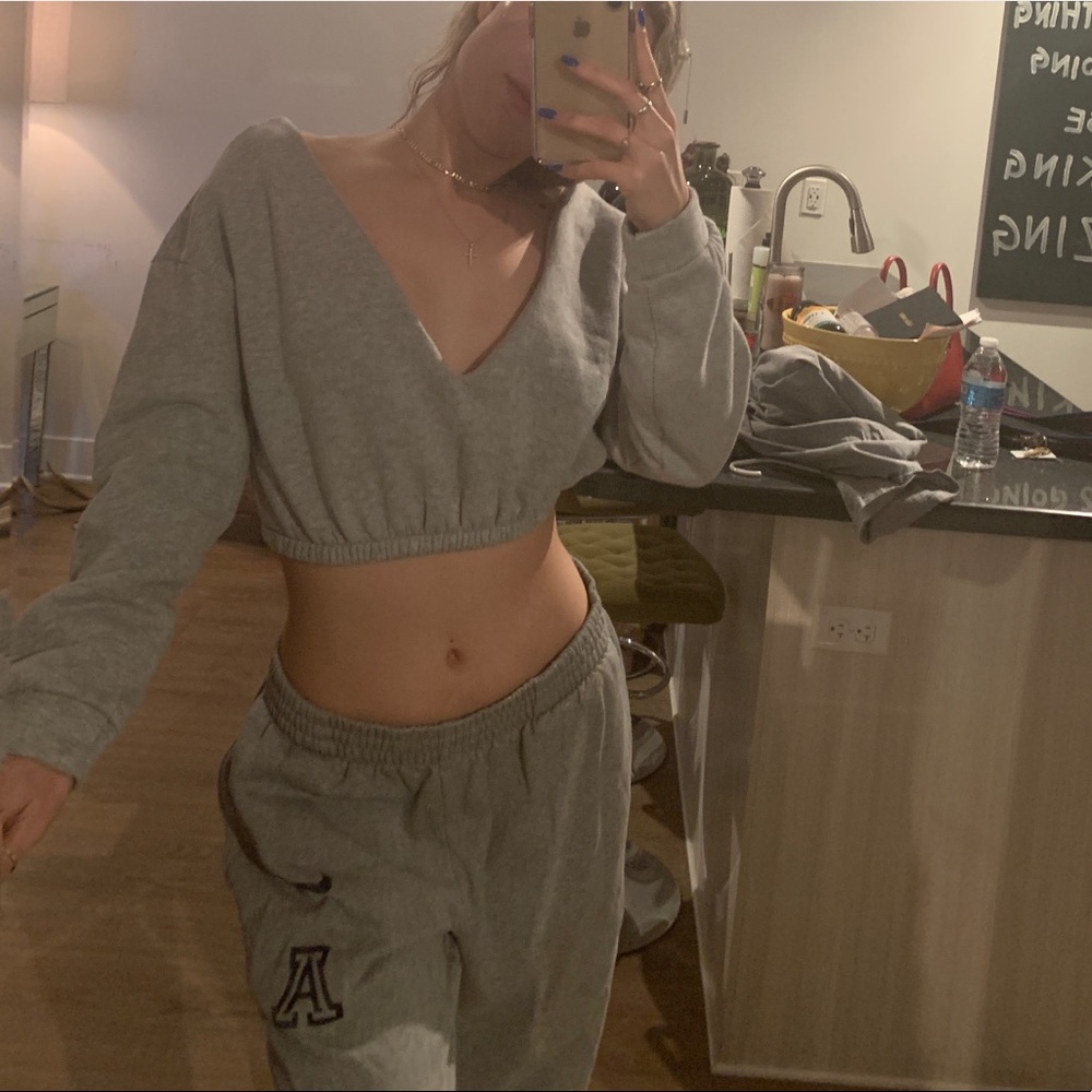 PRETTYLITTLETHING CROPPED SWEATSHIRT SMALL